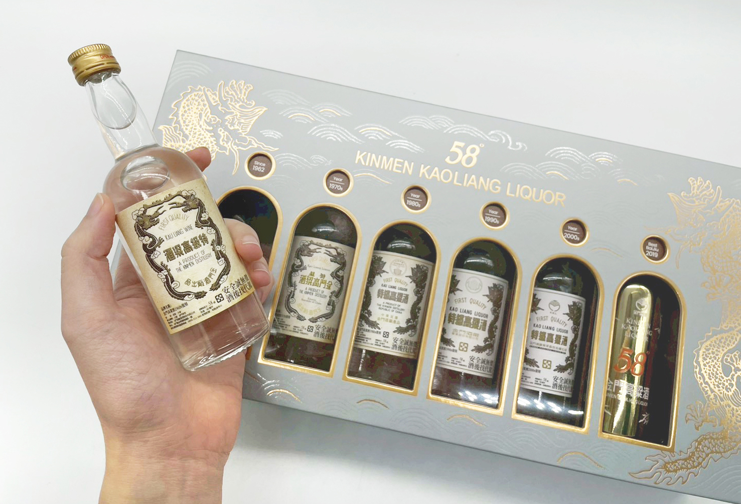 58白金龍袖珍時光寶盒開箱｜金門高粱迷你酒＋鍍金特仕版小金瓶:::P9品